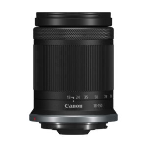 Canon RF-S 18-150mm f/3.5-6.3 IS STM -objektiivi on musta objektiivi, jossa on kuvioitu kahva, valkoiset polttovälimerkinnät ja Canon-brändi puhtaalla valkoisella taustalla.