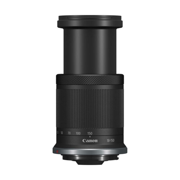 Canon RF-S 18-150mm f/3.5-6.3 IS STM -objektiivi seisoo pystysuorassa, kun sen zoomauspiippu on täysin ulosvedetty valkoista taustaa vasten, ja siinä on kuvioitu kahva ja selkeät polttovälimerkinnät.