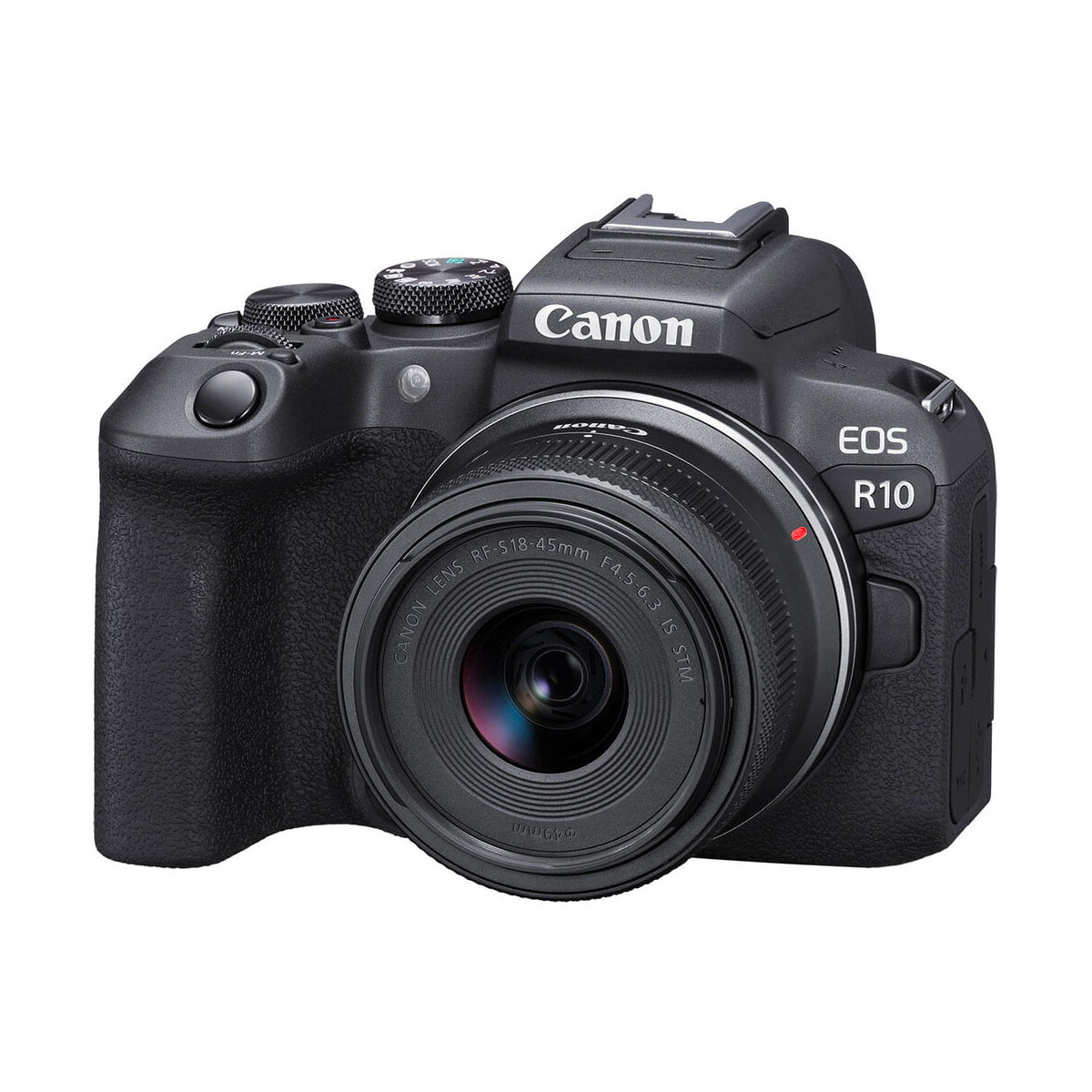 Canon EOS R10 + RF-S 18-45mm f/4.5-6.3 IS STM -kamera on kuvattu mustana etupuolelta valkoista taustaa vasten.
