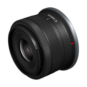 Canon RF-S 18-45mm f/4.5-6.3 IS STM -objektiivi, musta, jossa on kuvioitu tarkennus- ja zoomausrenkaat, punaiset kohdistuspisteet ja Canon-brändi, näytetään valkoisella pohjalla.