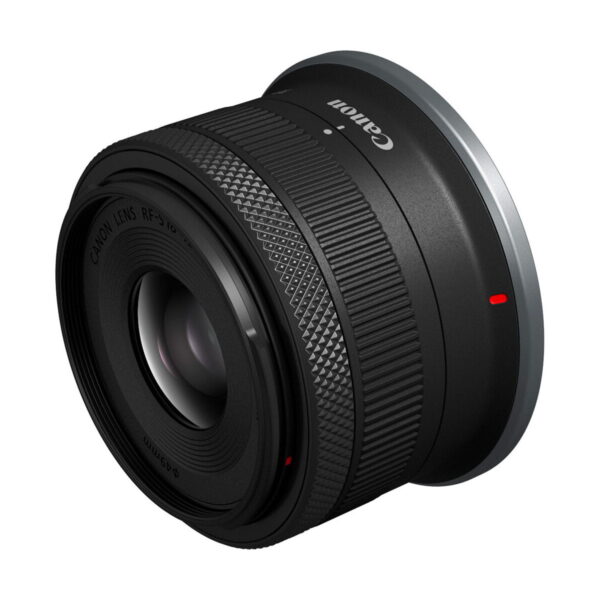 Canon RF-S 18-45mm f/4.5-6.3 IS STM -objektiivi, musta, jossa on kuvioitu tarkennus- ja zoomausrenkaat, punaiset kohdistuspisteet ja Canon-brändi, näytetään valkoisella pohjalla.