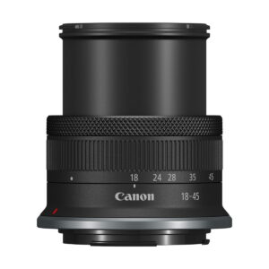 Canon RF-S 18-45mm f/4.5-6.3 IS STM -objektiivissa on musta runko, pidennetty tynnyri, kuvioitu tarkennusrengas ja 18-45mm polttovälin merkinnät valkoista taustaa vasten.