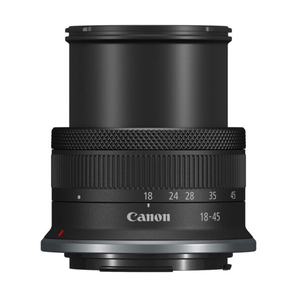 Canon RF-S 18-45mm f/4.5-6.3 IS STM -objektiivissa on musta runko, pidennetty tynnyri, kuvioitu tarkennusrengas ja 18-45mm polttovälin merkinnät valkoista taustaa vasten.