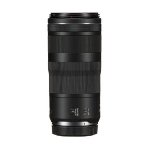 Canon RF 100-400mm f/5.6-8 IS USM -objektiivi seisoo pystyasennossa valkoisella taustalla, ja siinä on kuvioidut kahvanrenkaat, säätökytkimet ja polttovälin merkinnät.