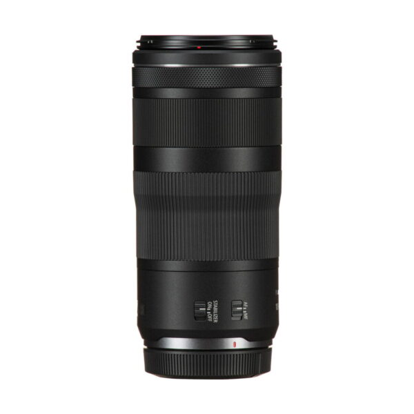Canon RF 100-400mm f/5.6-8 IS USM -objektiivi seisoo pystyasennossa valkoisella taustalla, ja siinä on kuvioidut kahvanrenkaat, säätökytkimet ja polttovälin merkinnät.