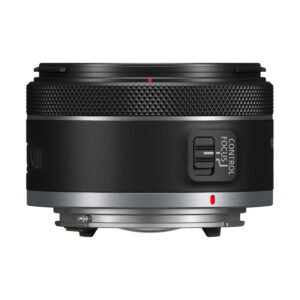 Canon RF 16mm f/2.8 STM -objektiivissa on musta, kuvioitu tarkennusrengas, ohjaus-/tarkennuskytkin ja punaiset kohdistuspisteet valkoisella pohjalla. Nyt 35€ alennuksella.