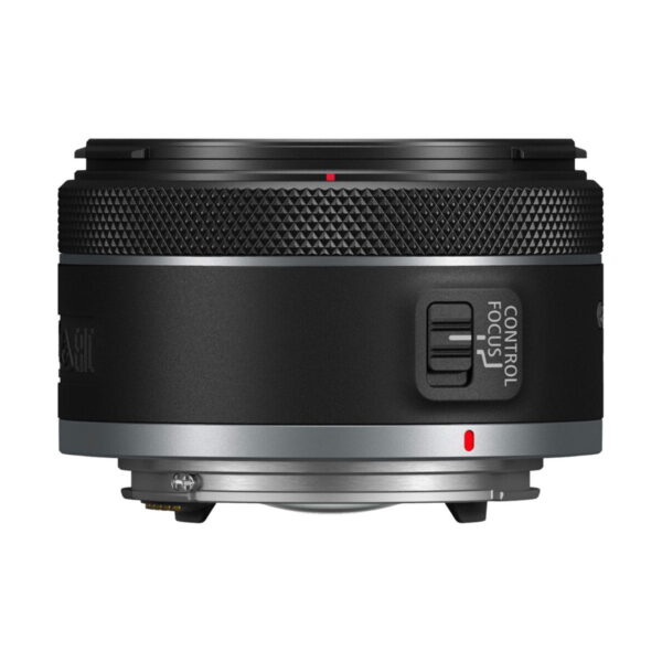 Canon RF 16mm f/2.8 STM -objektiivissa on musta, kuvioitu tarkennusrengas, ohjaus-/tarkennuskytkin ja punaiset kohdistuspisteet valkoisella pohjalla. Nyt 35€ alennuksella.