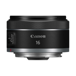Canon RF 16mm f/2.8 STM -objektiivi näkyy valkoisella taustalla, ja siinä on musta runko, jossa on kuvioitu tarkennusrengas, Canon-logo ja "16" etupuolella. Nyt saatavilla 35€ alennuksella.