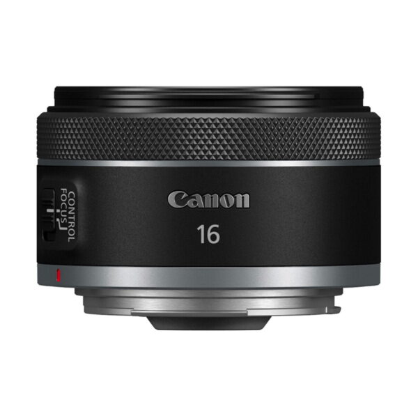 Canon RF 16mm f/2.8 STM -objektiivi näkyy valkoisella taustalla, ja siinä on musta runko, jossa on kuvioitu tarkennusrengas, Canon-logo ja "16" etupuolella. Nyt saatavilla 35€ alennuksella.