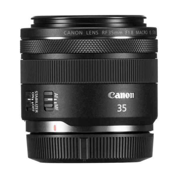 canon_rf_35mm_macro_02 A Canon RF 35mm f/1.8 Macro IS STM -objektiivi, jossa näkyvät ohjauskatkaisijat ja tuotemerkki, on esillä valkoista taustaa vasten - nyt 65 € alennus.
