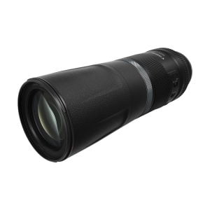 Canon RF 800mm f/11 IS STM -objektiivi on musta teleobjektiivi, jossa on kuvioitu kahva, useita säätökytkimiä ja leveä etulasielementti valkoista taustaa vasten.