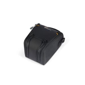 Lowepro Adventura TLZ 30 III on musta, kompakti kameralaukku, jossa on vetoketjullinen yläosa, kaksi korotettua etuharjaa ja pieni sivusolki, kuvassa valkoisella pohjalla.