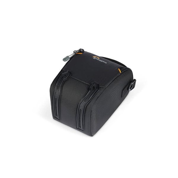 Lowepro Adventura TLZ 30 III on musta, kompakti kameralaukku, jossa on vetoketjullinen yläosa, kaksi korotettua etuharjaa ja pieni sivusolki, kuvassa valkoisella pohjalla.