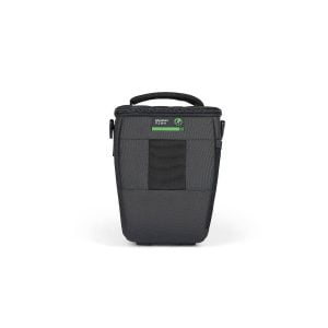 Lowepro Adventura TLZ 30 III on musta kameran objektiivikotelo, jossa on kuvioitu yläkahva, vihreä ja valkoinen etiketti sekä etutasku, kuvassa valkoisella pohjalla.