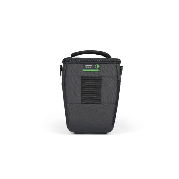 Lowepro Adventura TLZ 30 III on musta kameran objektiivikotelo, jossa on kuvioitu yläkahva, vihreä ja valkoinen etiketti sekä etutasku, kuvassa valkoisella pohjalla.