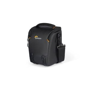 Lowepro Adventura TLZ 30 III on kompakti musta kameralaukku, jossa on vetoketjullinen muotoilu, yläkahva, olkahihna ja keltaiset korostukset valkoisella pohjalla. Se on suunniteltu kuljettamaan ja suojaamaan kameroita turvallisesti.