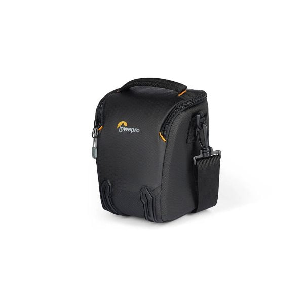 Lowepro Adventura TLZ 30 III on kompakti musta kameralaukku, jossa on vetoketjullinen muotoilu, yläkahva, olkahihna ja keltaiset korostukset valkoisella pohjalla. Se on suunniteltu kuljettamaan ja suojaamaan kameroita turvallisesti.