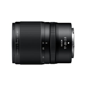 Nikon Nikkor Z 17-28mm f/2.8 -objektiivi näkyy sivukuvassa valkoista taustaa vasten, ja sen objektiivin merkinnät sekä tarkennus- ja zoomausrenkaat näkyvät selvästi.