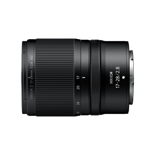Nikon Nikkor Z 17-28mm f/2.8 -objektiivi näkyy sivukuvassa valkoista taustaa vasten, ja sen objektiivin merkinnät sekä tarkennus- ja zoomausrenkaat näkyvät selvästi.