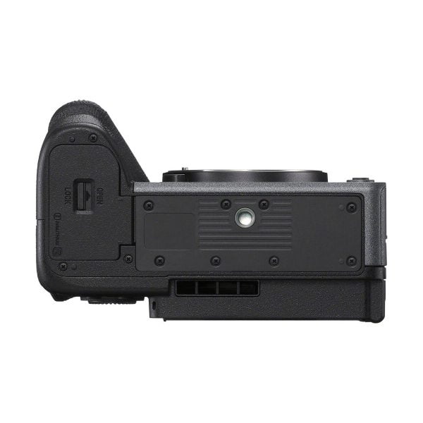 sony_fx30_kahvalla_02 Sony FX30 -videokameran mustan rungon alareunan näkymä, jossa näkyy akkulokeron kansi, jalustakiinnike, kuvioidut pinnat ja useita portteja.