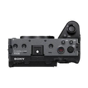 sony_fx30_kahvalla_03 Sony FX30 -videokameran ylhäältä katsottuna ohjauspainikkeet, valintakiekot ja objektiivin kiinnitys sekä merkinnät, kuten REC, ISO, WB ja IRIS.