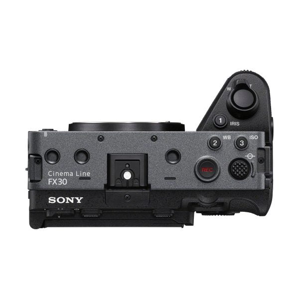 sony_fx30_kahvalla_03 Sony FX30 -videokameran ylhäältä katsottuna ohjauspainikkeet, valintakiekot ja objektiivin kiinnitys sekä merkinnät, kuten REC, ISO, WB ja IRIS.