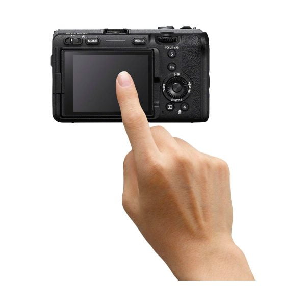 sony_fx30_kahvalla_04 Käsi, jonka etusormi on ojennettu, koskettaa Sony FX30 -videokameran takana olevaa LCD-näyttöä valkoista taustaa vasten.