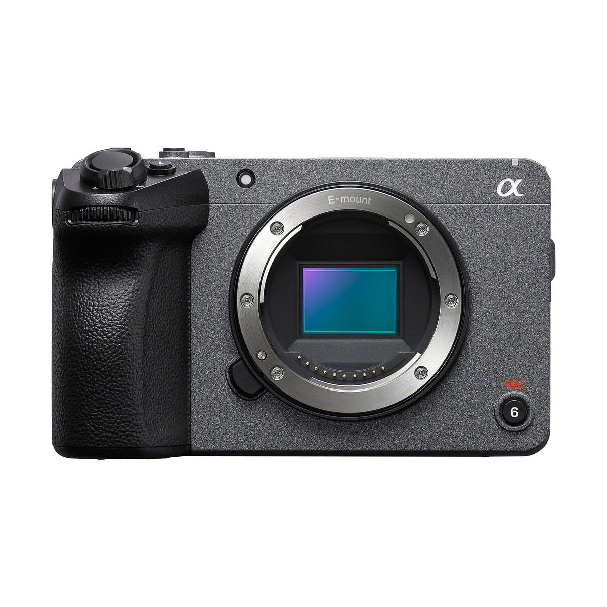 sony_fx30_kahvalla_06 Sony FX30 -videokameran rungon etukuva ilman objektiivia, jossa näkyy E-mount ja kuvakenno sekä kuvioitu kädensija ja näkyvät painikkeet ja säätimet.
