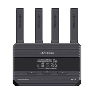 Musta Accsoon CineView Quad Transmission HDMI/SDI -langaton vastaanotin, jossa on neljä pystysuoraa antennia, digitaalinen näyttö ja ohjauspainikkeet edessä.