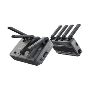 Kaksi Accsoon CineView Quad Transmission HDMI/SDI musta langatonta videolähetintä, joissa on useita antenneja, on asetettu eri kulmiin valkoiselle taustalle - yksi makaa tasaisesti, toinen pystyssä, ja niiden portit ja tuuletusaukot näkyvät.