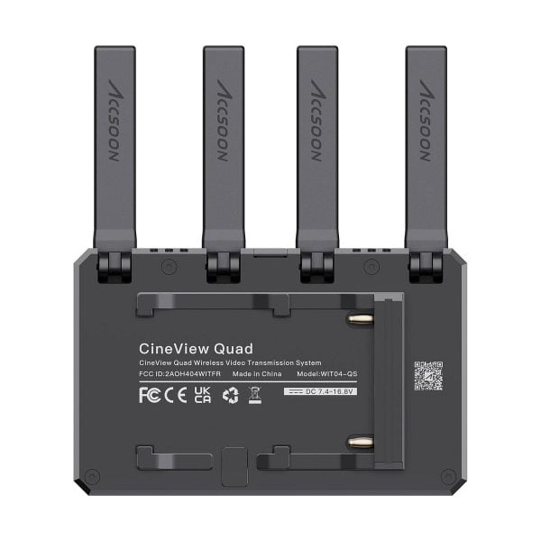 Mustassa Accsoon CineView Quad Transmission HDMI/SDI -kamerassa on neljä ylöspäin suuntautuvaa antennia, merkittyjä portteja, akkupaikka ja tuotetiedot takapaneelissa.