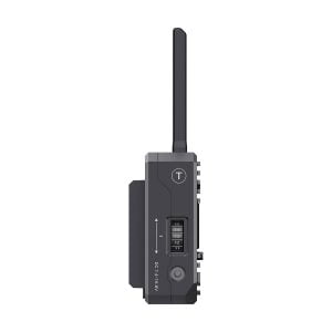 Accsoon CineView Quad Transmission HDMI/SDI on musta elektroniikkalaite, jossa on pystysuora antenni, pieni näyttö, jossa näkyy numeroita, painikkeita ja merkittyjä portteja sivulta valkoista taustaa vasten.