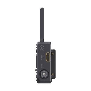 Accsoon CineView Quad Transmission HDMI/SDI on kompakti musta langaton lähetin, jossa on yksi antenni, HDMI-tulo ja pyöreä virtaliitin, kuvassa sivulta valkoista taustaa vasten.
