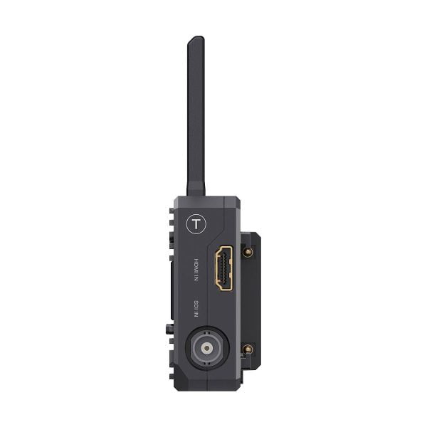 Accsoon CineView Quad Transmission HDMI/SDI on kompakti musta langaton lähetin, jossa on yksi antenni, HDMI-tulo ja pyöreä virtaliitin, kuvassa sivulta valkoista taustaa vasten.