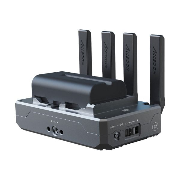 Accsoon CineView Quad Transmission HDMI/SDI on kompakti langaton videolähetin, jossa on neljä pystysuoraa antennia, akkupaketti, useita portteja ja näkyvä Accsoonin tuotemerkki sekä antenneissa että laitteen kotelossa.