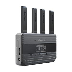 Accsoon CineView Quad Transmission HDMI/SDI, musta ja harmaa, jossa on neljä antennia, näyttö sekä useita etu- ja sivupainikkeita ja -portteja, näkyy valkoisella pohjalla.
