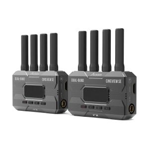 Kaksi Accsoon CineView SE WiFi Transmission SDI/HDMI -yksikköä, joissa on mustat antennit ja merkityt portit, on vierekkäin valkoisella pohjalla.