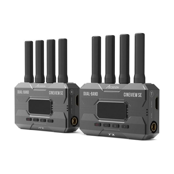 Kaksi Accsoon CineView SE WiFi Transmission SDI/HDMI -yksikköä, joissa on mustat antennit ja merkityt portit, on vierekkäin valkoisella pohjalla.