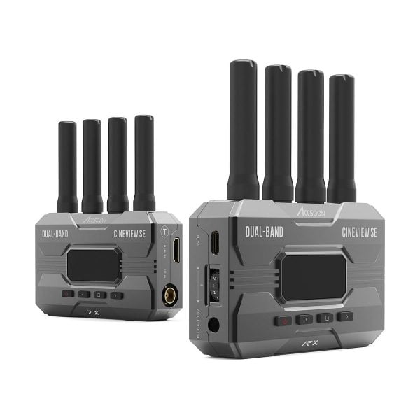 Kaksi harmaata Accsoon CineView SE WiFi Transmission SDI/HDMI langatonta lähetintä, joissa kummassakin on neljä mustaa antennia, näytetään eri kulmista, ja niissä on portit, painikkeet, LCD-näyttö ja "CineView SE Dual-Band" -merkintä.