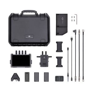 DJI Transmission Combo on esitetty mustassa kantolaukussaan, monitorin, kaapeleiden, kiinnitystarvikkeiden, akkujen, laturin, antennien, ruuvien ja elektroniikkakomponenttien kanssa valkoisella pohjalla.