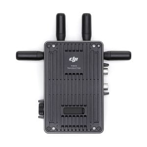 Musta DJI Transmission Combo -videolähetin, jossa on uurrettu kotelo, kolme antennia päällä, kaksi oikeanpuoleista porttia ja vasen nuppi, ylhäältä katsottuna valkoista taustaa vasten.