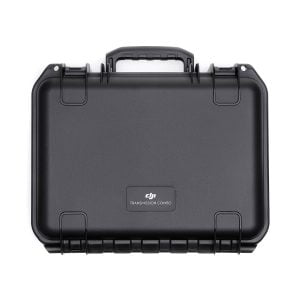 Kestävä musta kovakuorinen kantolaukku, jossa on yläkahva ja etukeskellä "DJI Transmission Combo" -merkintä.