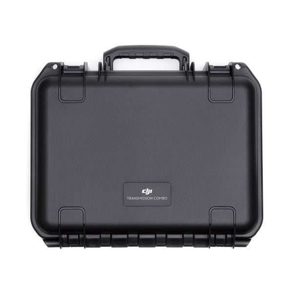 Kestävä musta kovakuorinen kantolaukku, jossa on yläkahva ja etukeskellä "DJI Transmission Combo" -merkintä.