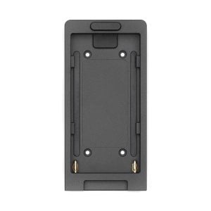 DJI Transmission Combossa on musta suorakulmainen metallinen asennuslevy, jossa on neljä ruuvinreikää, kaksi kullanväristä koskettinta alareunassa ja korotetut reunat valkoista taustaa vasten.