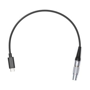 DJI Transmission Combo musta kaapeli, jonka toisessa päässä on USB-C-liitin ja toisessa päässä hopeinen metallinen lukitusliitin, kuvassa valkoista taustaa vasten.