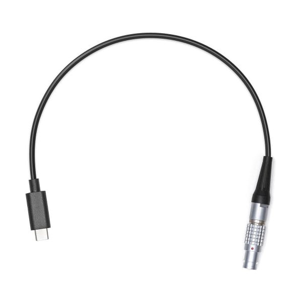 DJI Transmission Combo musta kaapeli, jonka toisessa päässä on USB-C-liitin ja toisessa päässä hopeinen metallinen lukitusliitin, kuvassa valkoista taustaa vasten.