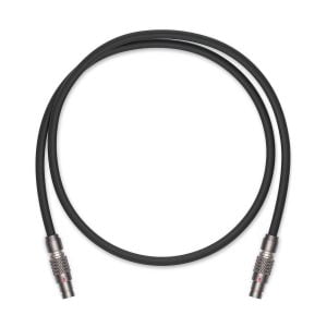 DJI Transmission Combo, jossa on musta kaapeli, jonka molemmissa päissä on metalliset liittimet, näkyy irrallisena ympyränä valkoista taustaa vasten.