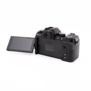 Fujifilm X-S10 (SC 1189)- Käytetty digikamera on kuvattu takaa valkoisella taustalla, ja siinä on kuvioitu kahva ja sen LCD-näyttö on käännetty vasemmalle, jolloin näyttö on tyhjä ja tumma.