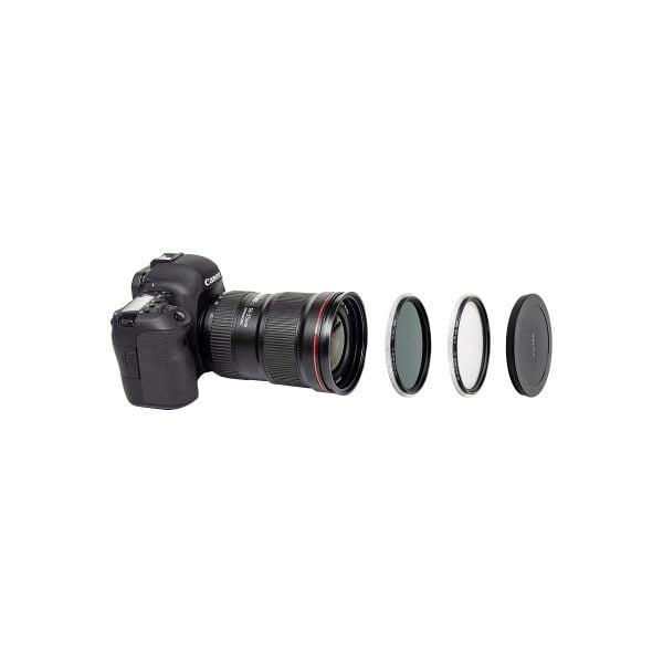 Vasemmalla on digitaalinen Canon-kamera zoom-objektiivilla, ja NiSi True Color Filter Swift System VND Kit 82mm -suodatin sekä sen kolme pyöreää suodatinta ja objektiivin suojus ovat rivissä oikealla valkoisella taustalla.