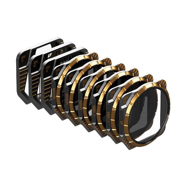 Kuuden PolarPro Mavic 3 Filter Directors Kit -suodattimen setti, jossa on kullanväriset ja mustat harjatut reunat, jotka on asetettu vinoon korostamaan niiden paksuutta ja muotoilua valkoista taustaa vasten.